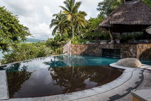 Piscina con cascada