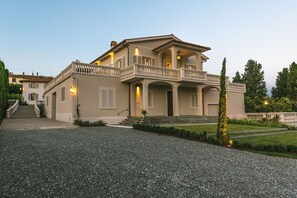 Building Exterior, Garden, Spring, Summer