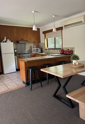 Full kitchen including dishwasher.