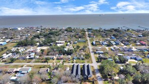 Located only 2 blocks from Pier 6 Restaurant! Minutes away from Mooner Beach :)