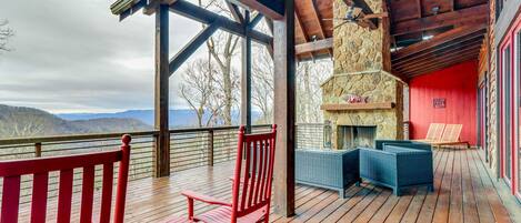 Blue Ridge Vacation Rental | 3BR | 4BA | 3,516 Sq Ft | 5 Steps Required