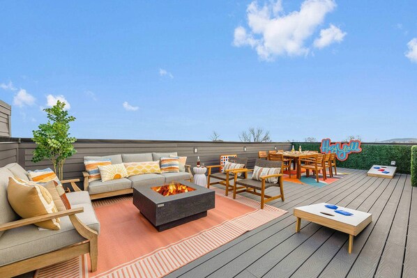 Spacious Rooftop Retreat with Cozy Fire Pit
