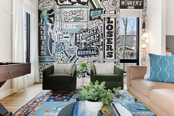 Cozy and Inviting Living Room with Plush Seating
