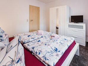 Ferienwohnung 2 - Schlafzimmer 1 mit 1 Doppelbett