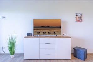 Wohnzimmerschrank mit TV.
