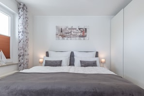 Komfort Doppelbett und Kleiderschrank.