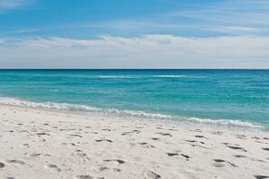 Just minutes to the gorgeous white sandy beaches of the Emerald Coast