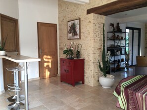Cuisine vue sur porte salle de bain et entrée salon