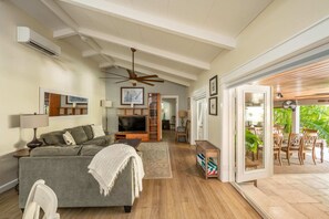 Spacious living room with a view to the pool