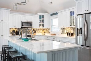 Gorgeous Fully Stocked Kitchen