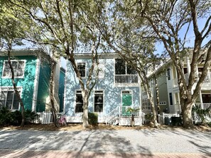 PRIVATE PARKING AT COTTAGE, 3 MIN WALK TO BEACH!