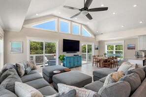 DU409: Driftwood | Top Level Living Area