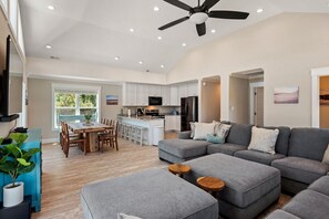 DU409: Driftwood | Top Level Living Area