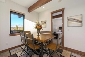 StayWinterPark Arrow 202 dining room