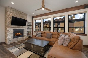 StayWinterPark Arrow 202 living room with fireplace and TV