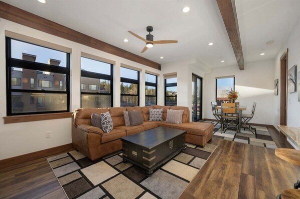 StayWinterPark Arrow 202 main living area