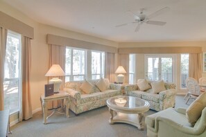 Spacious living room with lots of light and sleeper sofa