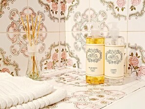 Bathroom amenities