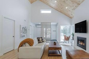 Living room with gas fireplace (4)