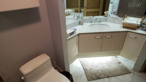 Luxurious Bathroom Oasis: Well-Lit and Equipped with a Relaxing Jacuzzi Tub