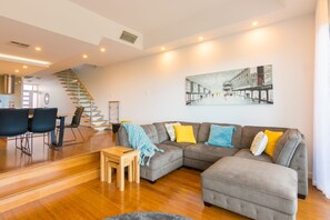 Elite Accommodation, Adelaide, West Beach Holiday Home, Short term rental, sleeps 8, Parking for 3