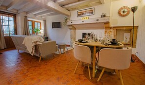 Pièce de vie avec cuisine, coin repas et salon