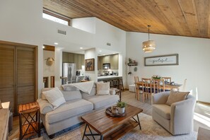 Relaxing familyroom. 