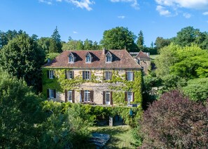 Back view of Le Manoir