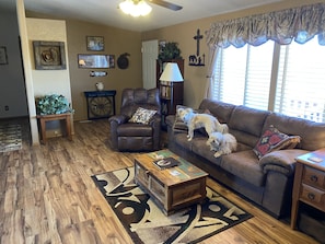 Main living area: dogs do not convey.