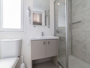 Miroir, Robinet, Évier, Luminaire Plomberie, Propriété, Lavabo, Salle De Bains, Armoire De Toilette, Design Intérieur
