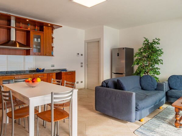 Meubles, Plante, Propriété, Canapé, Table, Cabinetry, Design Intérieur, Comptoir, Bois, Chaise