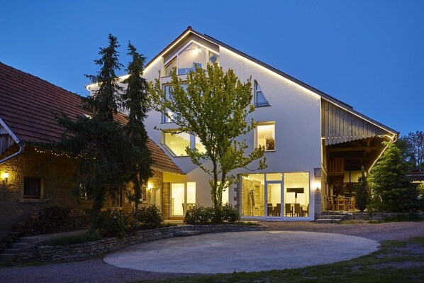 Urlaubsreiterhof Trunk (Igersheim)-Landhaus "Fohlenblick" mit unserem Hofcafé