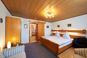 Ferienwohnung Spitzstein, ca. 30qm, Balkon-Geigelstein1 30qm 1stock Wohn-Schlafzimmer
