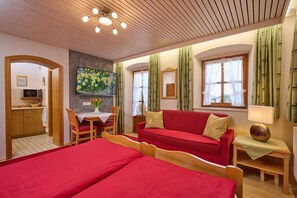 Ferienwohnung Spitzstein, ca. 30qm, Balkon-Spitzstein Wohn-Schlafbereich