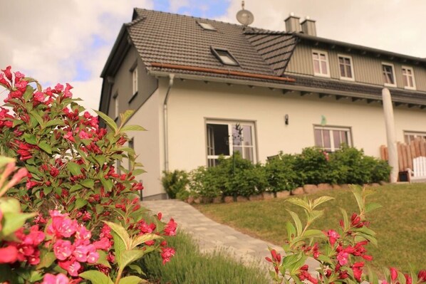 Außenseite Ferienhaus [Sommer]