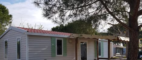 Mobil home au calme 6 personnes , 2 chambres