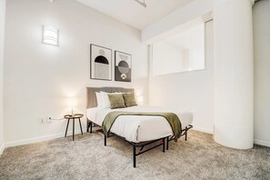 Bedroom 1 - Queen bed