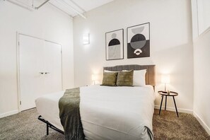 Bedroom 1 - Queen bed