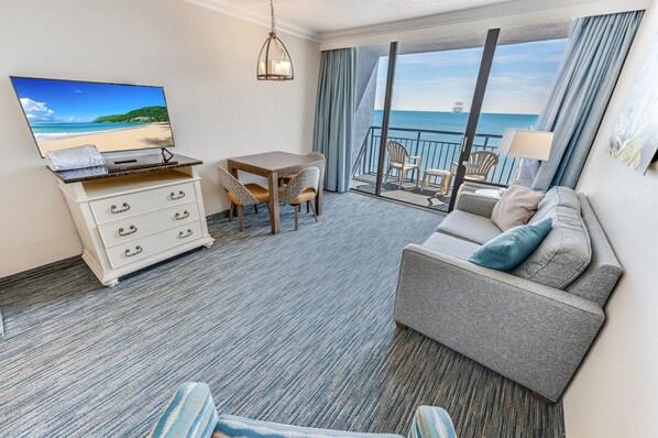 Direct Oceanfront, Beautifully Decorated!