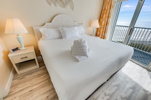 King Bed in Main Bedroom, Beautifully Decorated with Views of the Ocean!