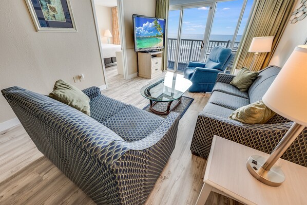 Direct Oceanfront Views, Beautifully Decorated, Newly Remodeled