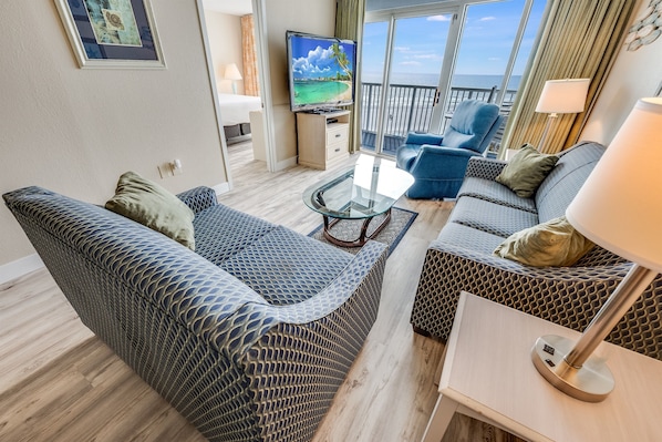 Direct Oceanfront Views, Beautifully Decorated, Newly Remodeled