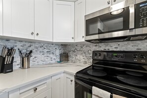 7105 Kitchen 3