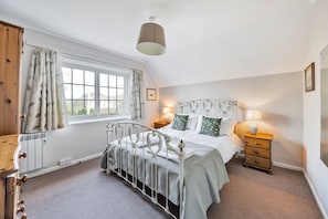East Cottage, Langton Herring, Weymouth: The first floor king-size bedroom