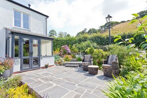 Mole's Cottage patio with views of Lake District