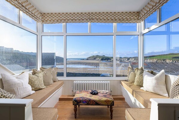 Porth Beach House, Porth, Cornwall, self catering with Beach Retreats.