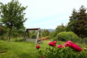 Vue extérieure jardin avec balancelle