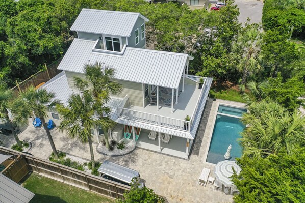 Welcome to Longboard Oasis! This spacious and remodeled home has a brand new private pool + hot tub and comes fully stocked with beach gear, boards, games, and a 6 - Seater Golf Cart. 