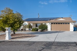 circular driveway with lots of parking