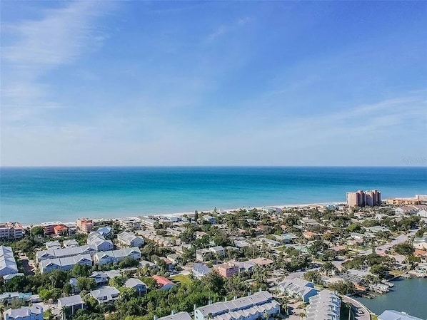 Vista para praia/oceano